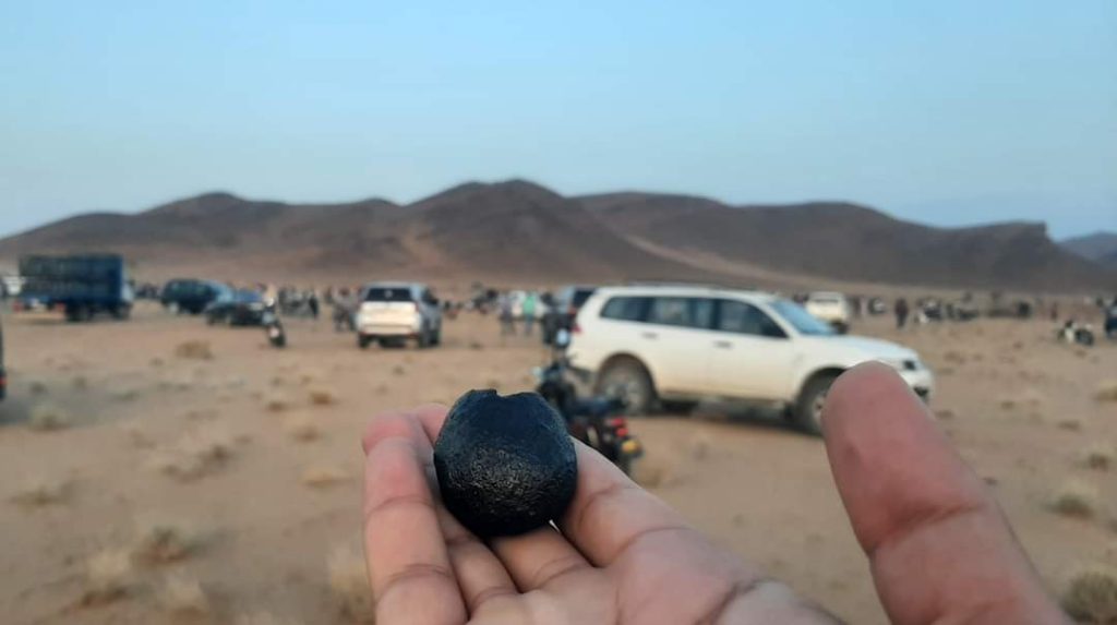 تقرير ياباني: سحر النيازك يحول صحارى المغرب إلى قبلة عالمية للصيادين الباحثين عن الثراء