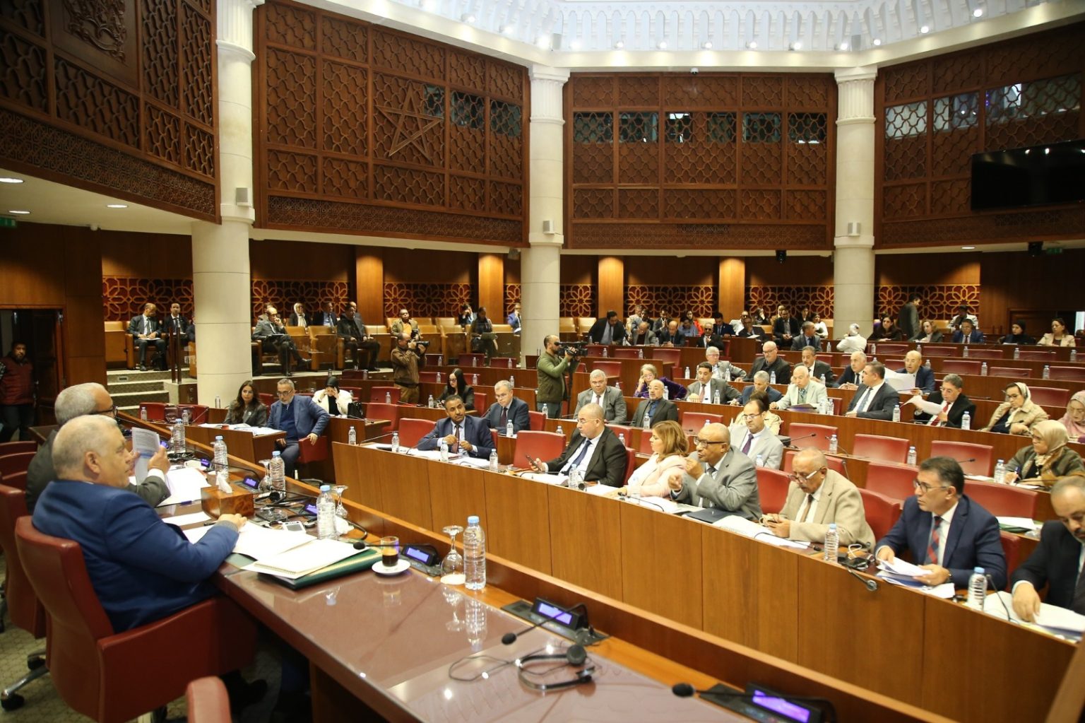 تحصين البرلمان يصطدم بـ”قرينة البراءة”.. منع المدانين ابتدائيا من الترشح يقسم النواب