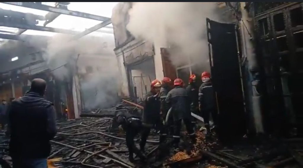 مخلفا خسائر مادية.. حريق مهول يأتي على محلات “قبة السوق” بتازة