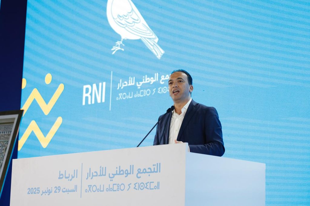 السعدي يهاجم حكومتي “الإسلام السياسي” ويصف تدبيرها بـ”سنوات الظلام والعدمية”