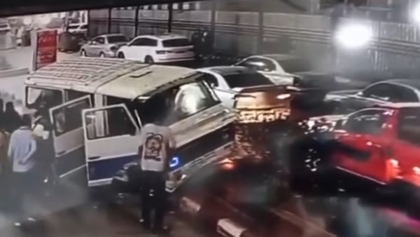 حادث غامض لـ ميكروباص يقوده طفل بجوار مستشفى الهلال في سوهاج|صور