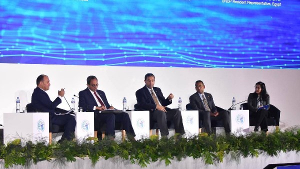 دمياط معرضة لارتفاع مستوى سطح البحر وتآكل الشواطئ.. المحافظ يكشف حقائق