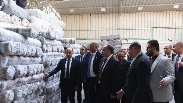 الرئيس التنفيذي لجهاز تنمية المشروعات ومحافظ أسيوط يتفقدان مصانع الشباب