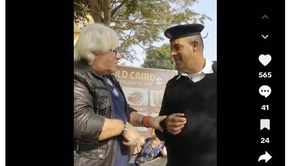 أجنبي يطلب من فرد شرطة ملابسه.. الداخلية تكشف حقيقة الفيديو المتداول