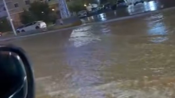 انفجار ماسورة مياه تعطل الحركة المرورية في التسعين الشمالي بالتجمع| صور