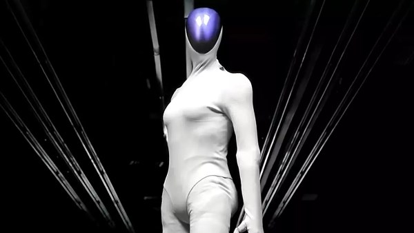 لإثبات أنه ليس إنسانًا .. «إكسبنج للسيارات» تقطع روبوتها إلى نصفين على المسرح