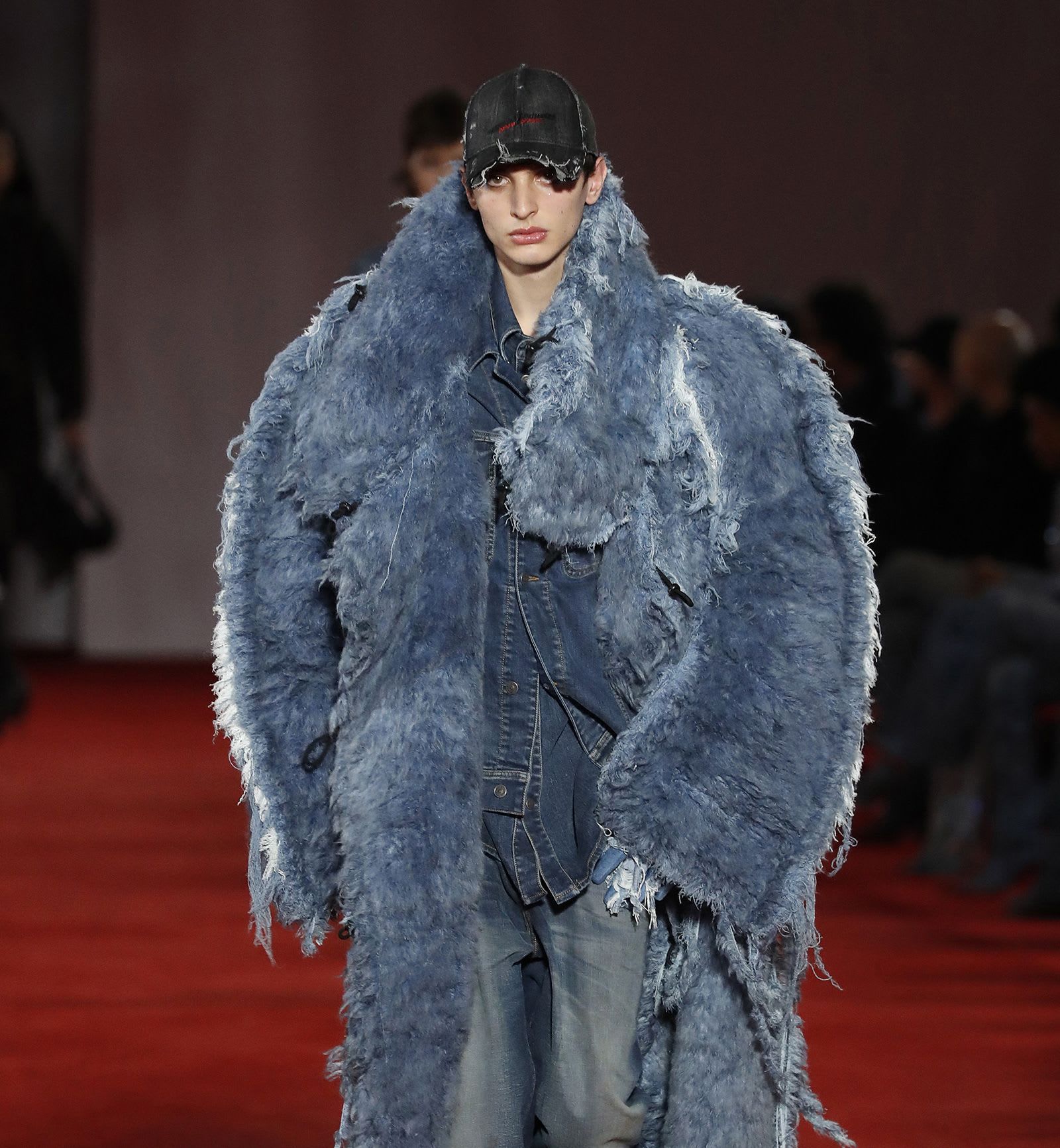 إطلالة من مجموعة Diesel لخريف وشتاء 2022 عُرضت جنبًا إلى جنب مع لوحة لوتو في متحف كليفلاند للفنون.