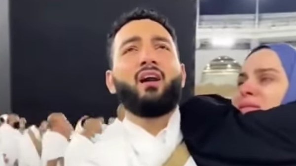 مشهد أبكى القلوب في الحرم.. شاب يحمل زوجته المريضة والحقيقة تكشف مفاجأة