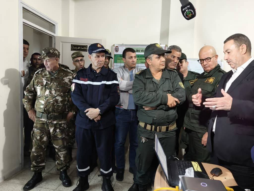 وزير الداخلية يتنقل إلى حجرة النص بتيبازة للاطلاع على سير جهود التحكم في حرائق الغابات