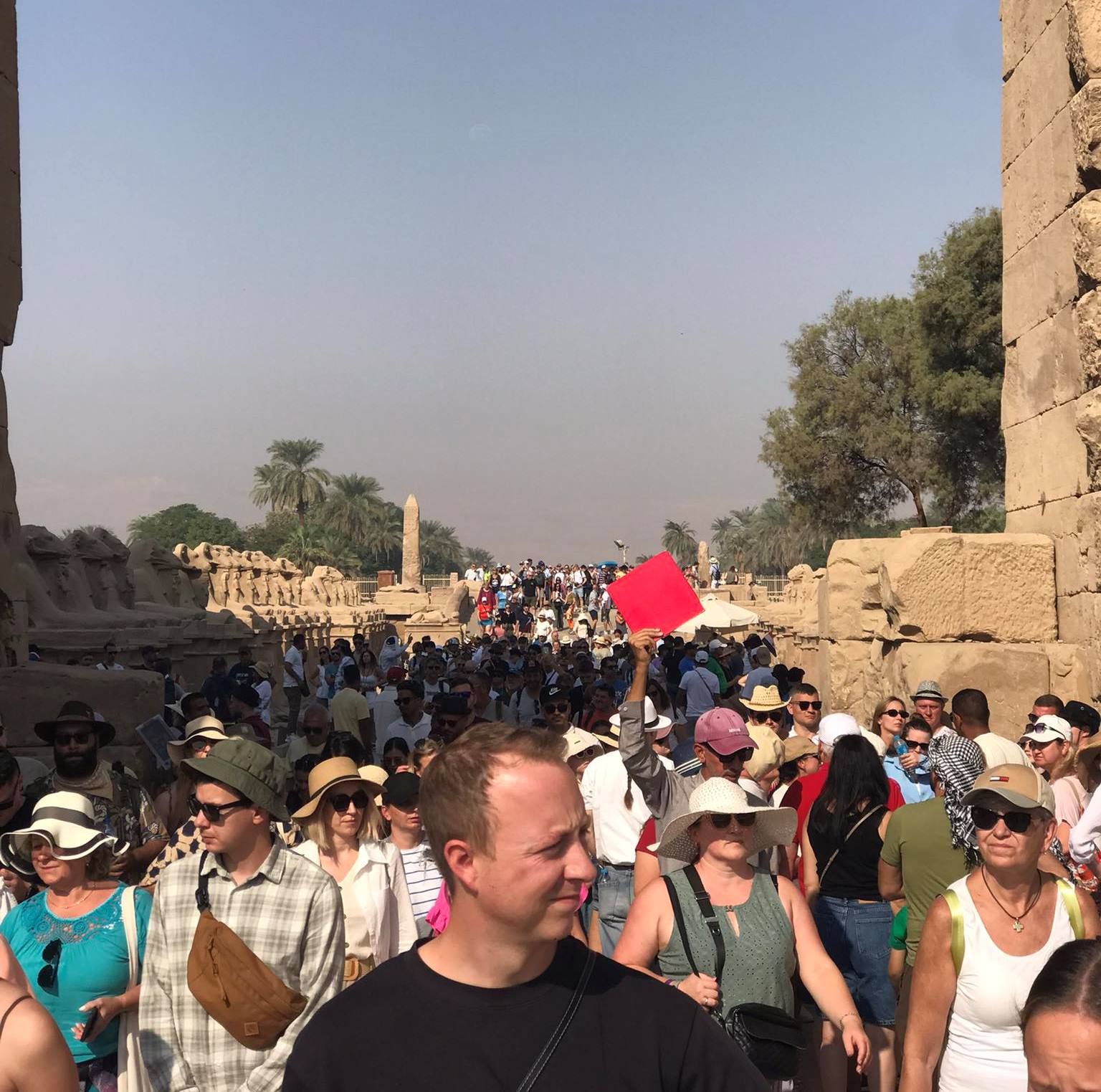 الأفواج السياحية فى زيارتهم اليومية لمعابد الأقصر