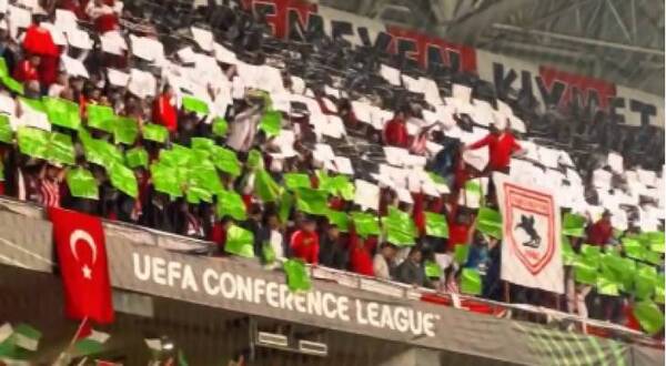 “لدينا قلب يقف مع المظلومين”.. جماهير سامسون سبور التركي ترفع “تيفو” ضخما لنصرة فلسطين