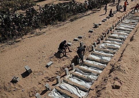 اسرائيل تسلم جثامين 15 شهيدا.. والجهود تتواصل للعثور على بقية جثامين الجنود في غزة