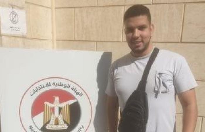 المصريون فى البحرين يتوافدون على مقر السفارة للمشاركة بانتخابات مجلس النواب.. صور