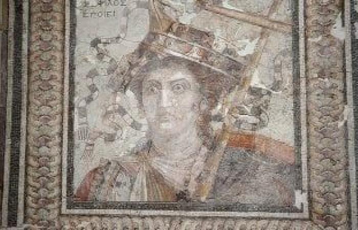 سر لوحة الملكة بيرنيقي «جاحظة العينين» بالمتحف الرومانى بالإسكندرية.. صور