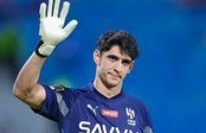 الحضري يسلم ياسين بونو جائزة أفضل حارس في إفريقيا