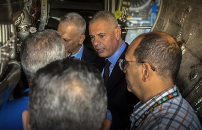 رئيس مصر للطيران يتفقد مواقع العمل بشركة الصيانة والهناجر ..