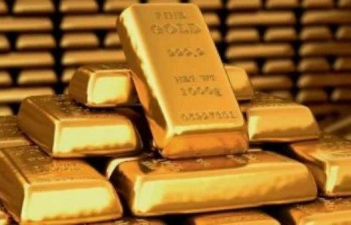 الذهب يتراجع محليًا وعالميًا مع اقتراب ختام تداولات الخميس