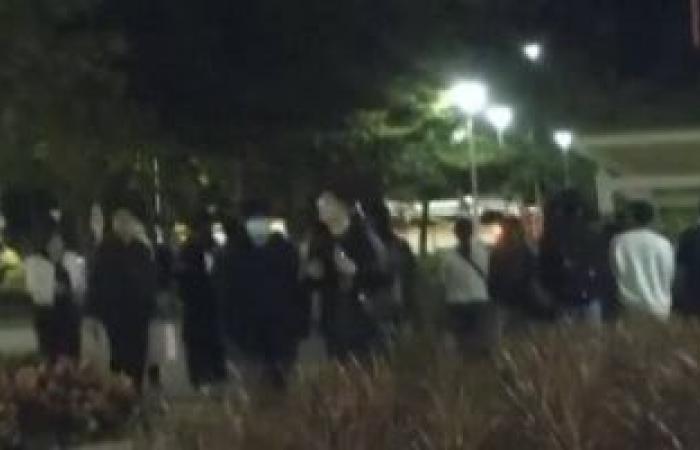 وقفة بالشموع لتأبين ضحايا حريق هائل اندلع فى مجمع سكنى بهونج كونج