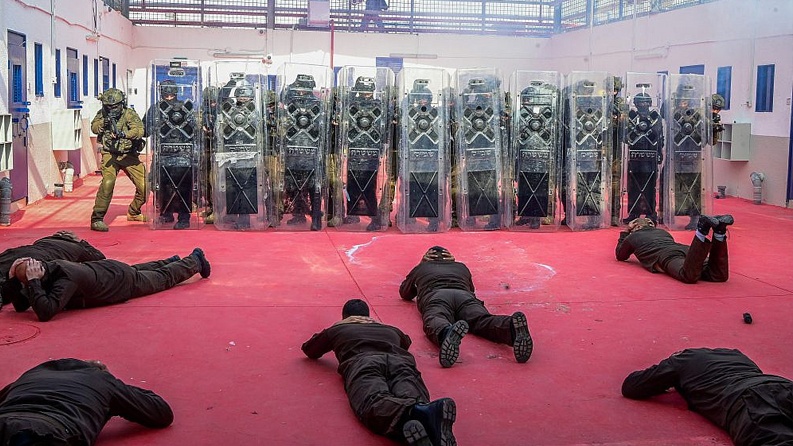 مسؤولون سابقون في الشاباك يعارضون عقوبة الإعدام للإسرى