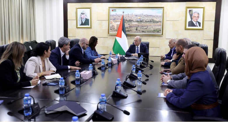 رئيس الوزراء يطلع وفداً برلمانياً إيطالياً على آخر التطورات السياسية والميدانية