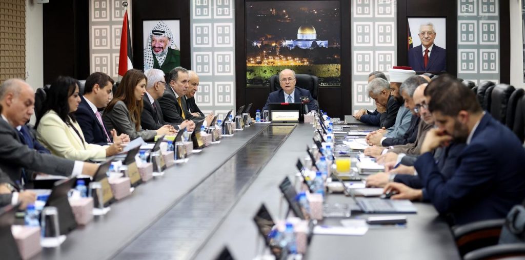 مصطفى في مستهل جلسة الحكومة: نُجري مشاورات مع لجنة الانتخابات المركزية لضمان إجراء انتخابات الهيئات المحلية