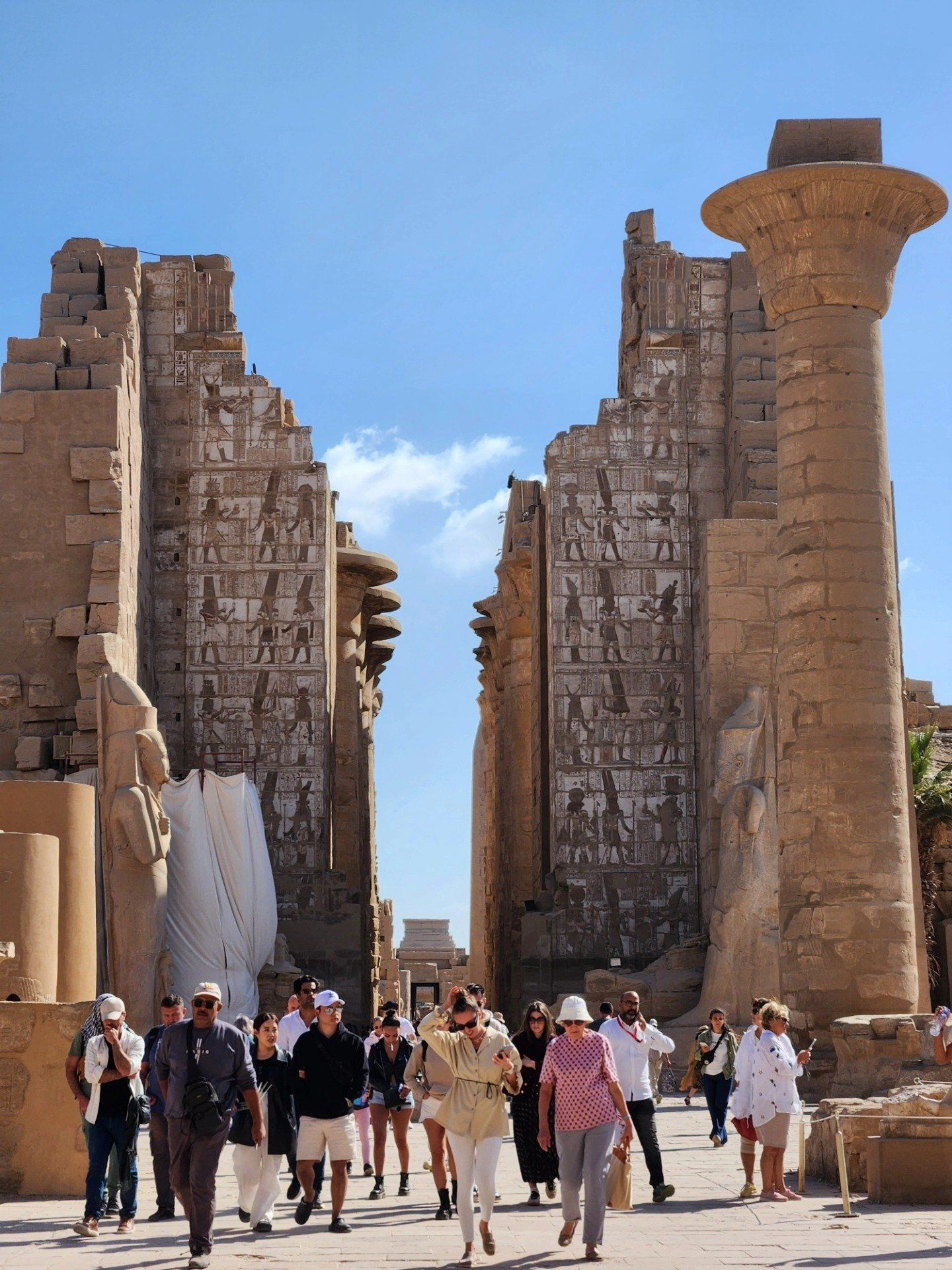 سياح العالم يستمعون بين أروقة معابد الكرنك