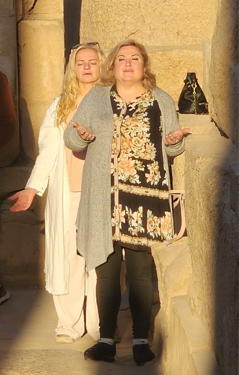 سياح العالم يستمتعون بتعامد الشمس (4)