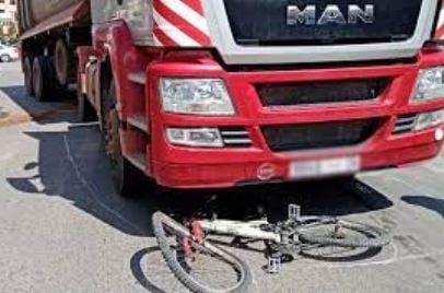 عنابة.. وفاة شخص في حادث دهس شاحنة لدراجة هوائية