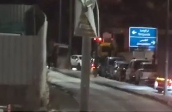 فيديو .. الاحتلال يهرع إلى موقع حادث دهس قرب الخليل…