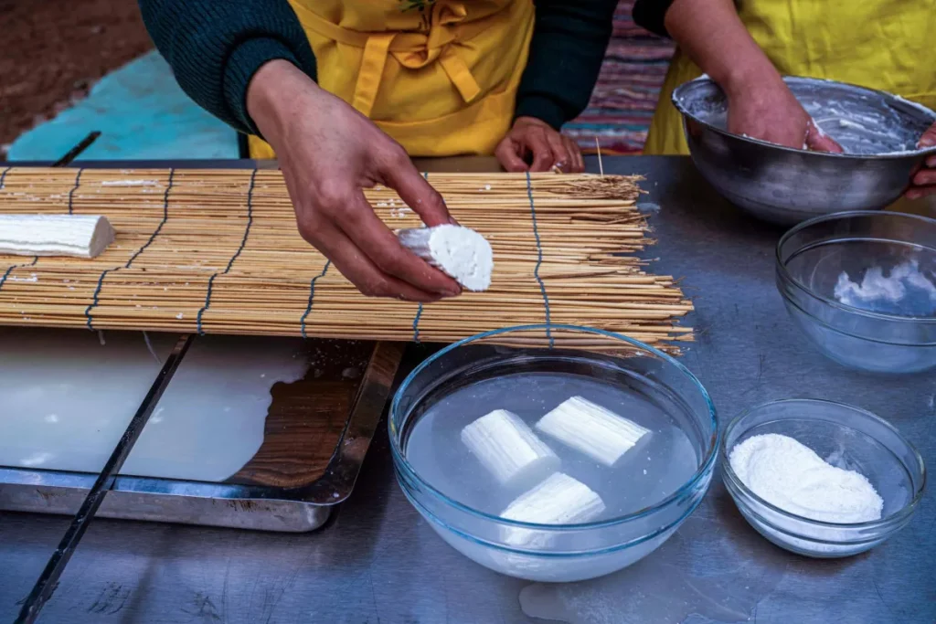 الجبن القريش أم الحليب: أيهما أفضل لصحة العظام؟