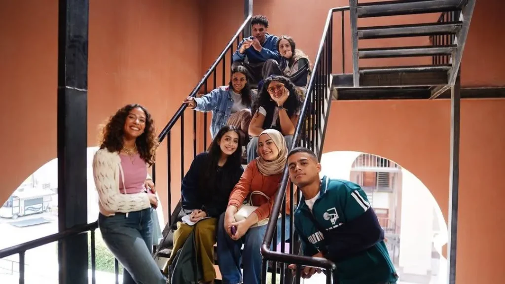 «ميد تيرم»… حكايات طلابية في زمن الخصوصية الهشّة