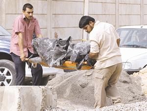 القاعدة تتبنى الهجوم على الكنيسة في بغداد وتهدد الأقباط في مصر