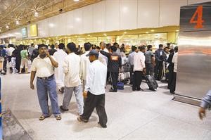 الطرود تتسبب في إرباك المطار بعد تشديد الإجراءات الأمنية