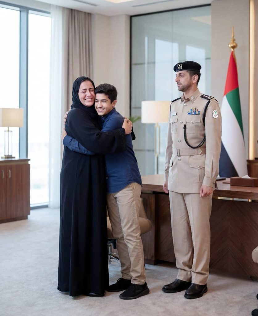 شرطة الشارقة تُحقق لقاءً طال انتظاره بين أم وابنها بعد 12 عامًا من الانقطاع