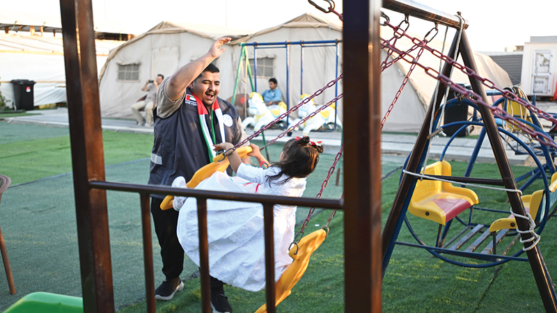 المستشفى الإماراتي العائم بالعريش يحتفل مع المرضى بعيد الاتحاد الـ 54