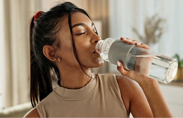 “مضغ الماء”.. طريقة جديدة لترطيب الجسم وتحسين الهضم…