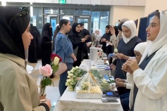 كلية العلوم الحياتية تقيم معرض «فقدان السمع ولغة الإشارة»