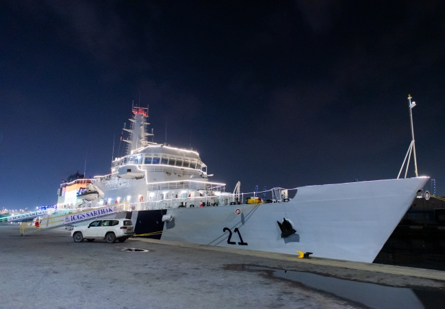 السفينة الهندية «سارثاك» تحط رحالها بميناء الشويخ في زيارة ودية