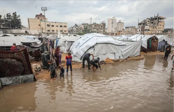 الأمطار الغزيرة تغمر عشرات الخيام في خان يونس…