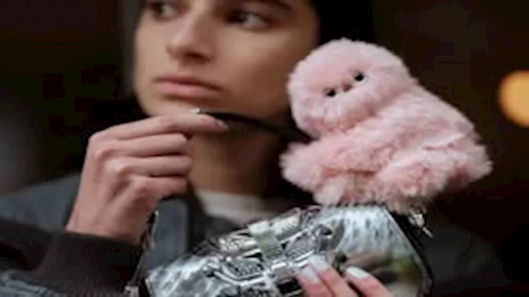 “ميرومي”.. رفيق يلتصق بحقيبتك ويتفاعل معك (فيديو وصور)