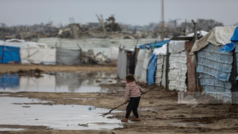 لازاريني: العاصفة بايرون تحكم قبضتها على غزة