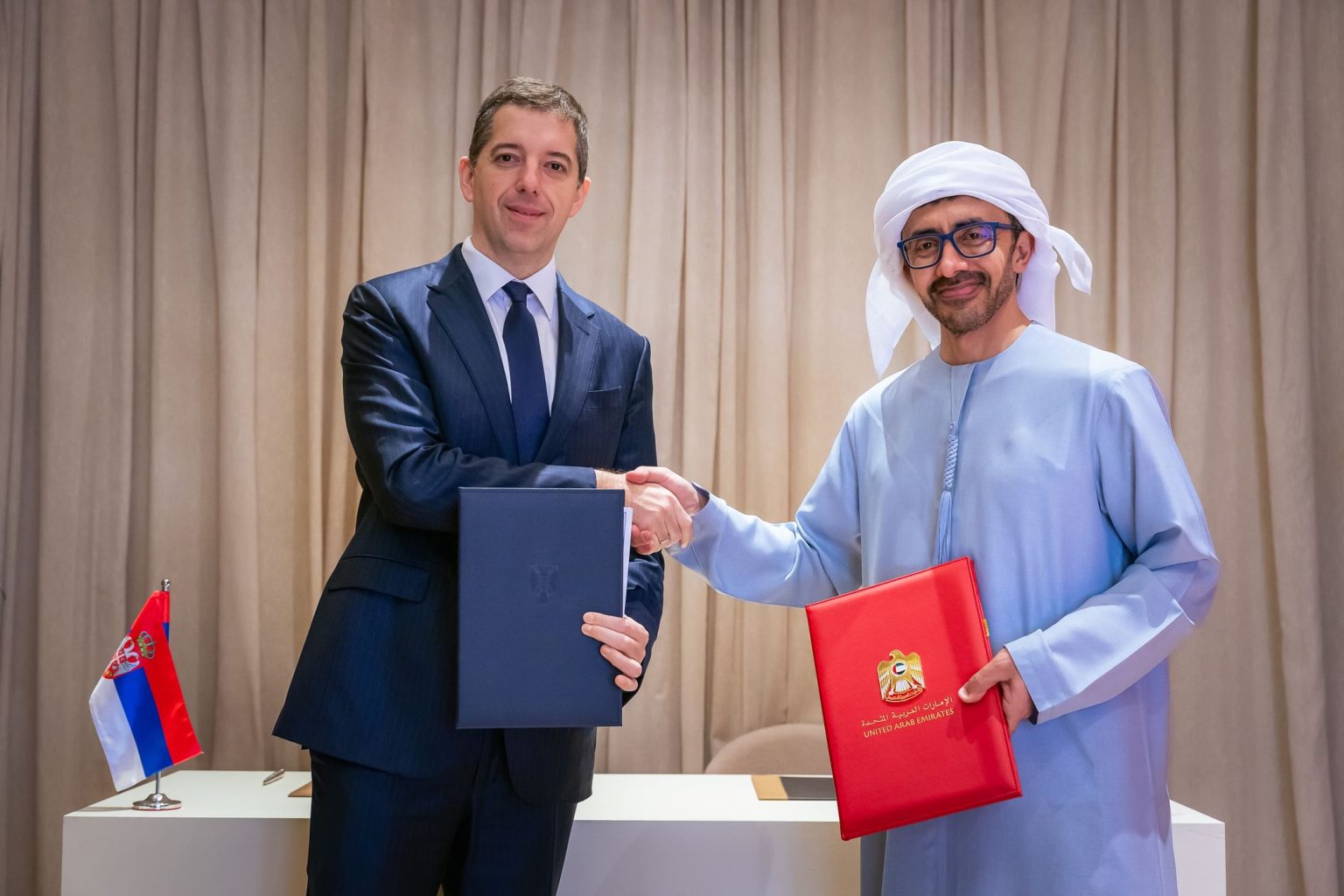 عبدالله بن زايد يستقبل وزير الخارجية الصربي ويوقعان مذكرة تفاهم بشأن المشاورات السياسية بين البلدين