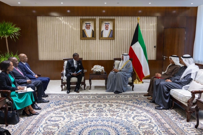 سمو الأمير يتلقى رسالة من رئيس مالاوي تسلمها وزير الخارجية