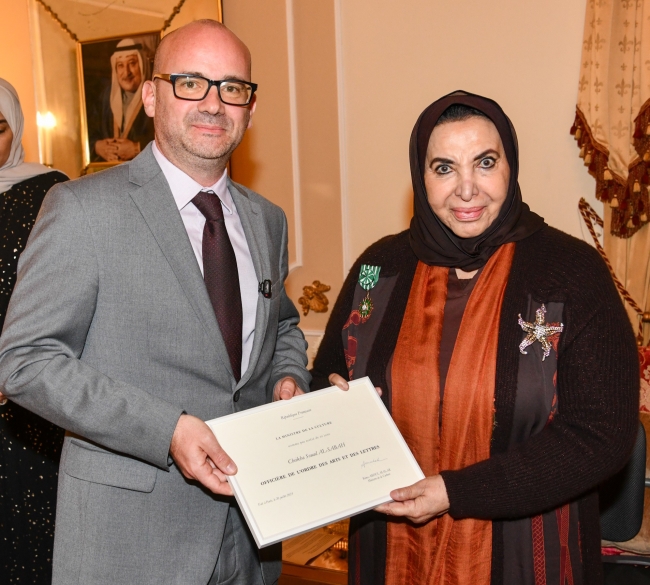 فرنسا تقلد الشيخة الدكتورة سعاد الصباح وسام الفنون والآداب برتبة ضابط تقديراً لمسيرتها الثقافية والفكرية