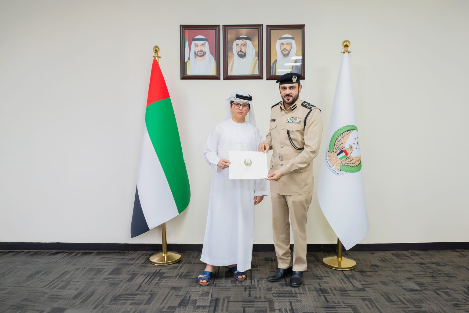 طفل مواطن يبلغ عن حادث حريق مركبة.. والدفاع المدني يكرمه