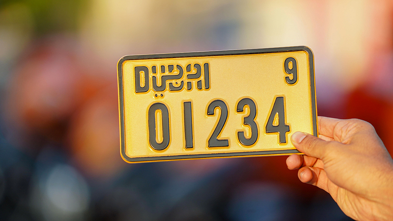 «طرق دبي» تعتمد لوحة أمامية إضافية لدراجات توصيل الطلبات