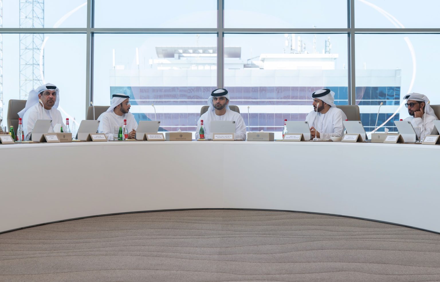 منصور بن محمد يطّلع على خطة تنظيم الملاحة البحرية خلال ليلة رأس السنة