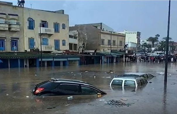 فيديو.. لحظة إنقاذ بطولي لسيدة جرفتها “سيول آسفي” بالمغرب…
