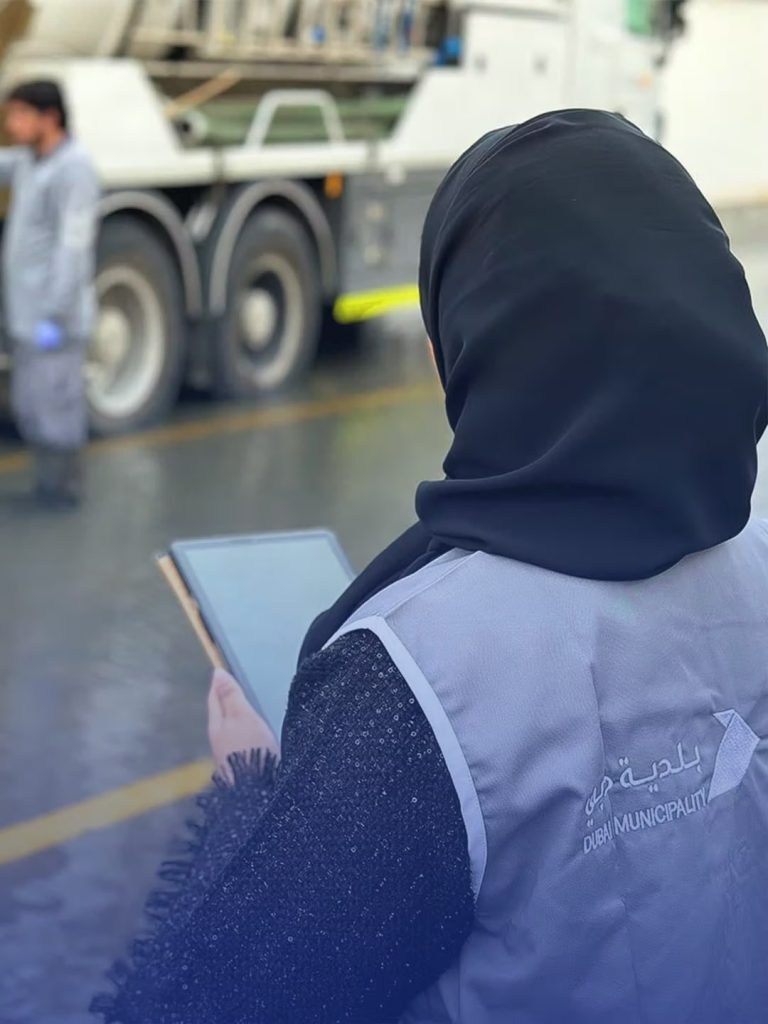 نتابع الموقف عن كثب وكافة الفرق تعمل على مدار الساعة لمعالجة آثار الحالة الجوية