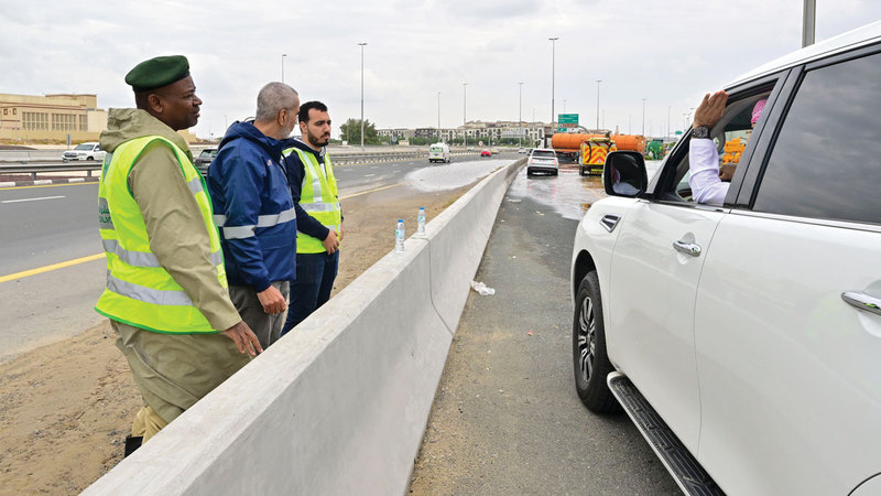 8 مخاطر صحية لتعامل الأفراد مع تجمعات الأمطار.. أبرزها تفاقم الربو وحساسية الجلد